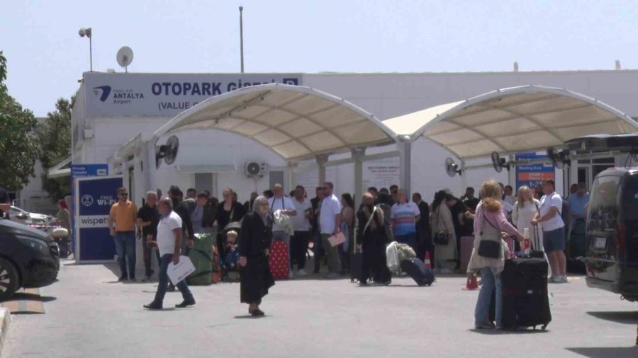 Antalya Havalimanında Vıp Taşımacıların Eylemi