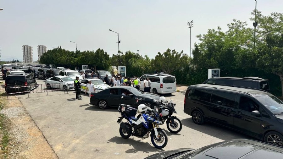 Antalya Havalimanında Vıp Taşımacıların Eylemi