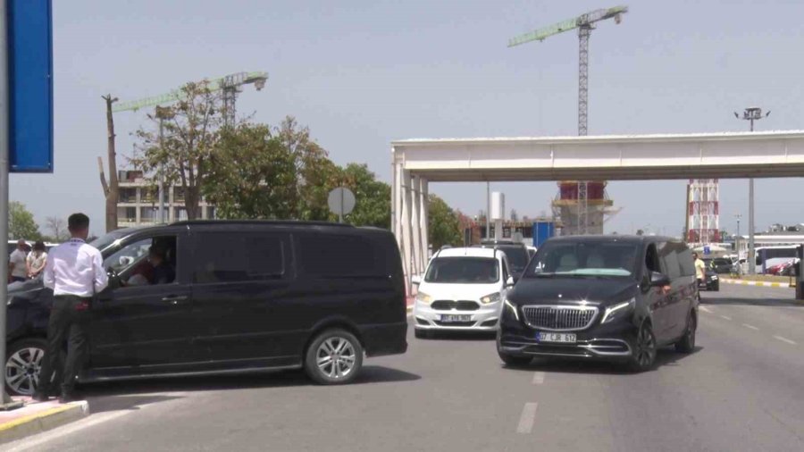 Antalya Havalimanında Vıp Taşımacıların Eylemi