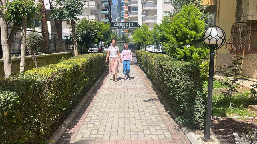 2,5 Yaşında Konuşmayı Bırakan 10 Yaşındaki Kızı İçin Yardım Bekliyor