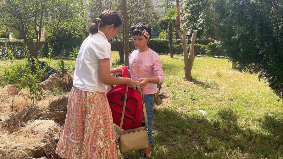 2,5 Yaşında Konuşmayı Bırakan 10 Yaşındaki Kızı İçin Yardım Bekliyor
