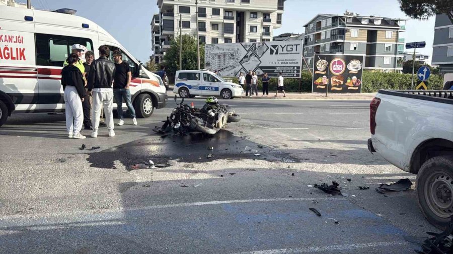 Kamyonetle Çarpışan Motosikletli Ağır Yaralandı