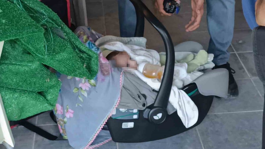 Hırsızlık İhbarına Giden Polis, Özel Garajda 5 Aylık Bebekle Annesini Buldu