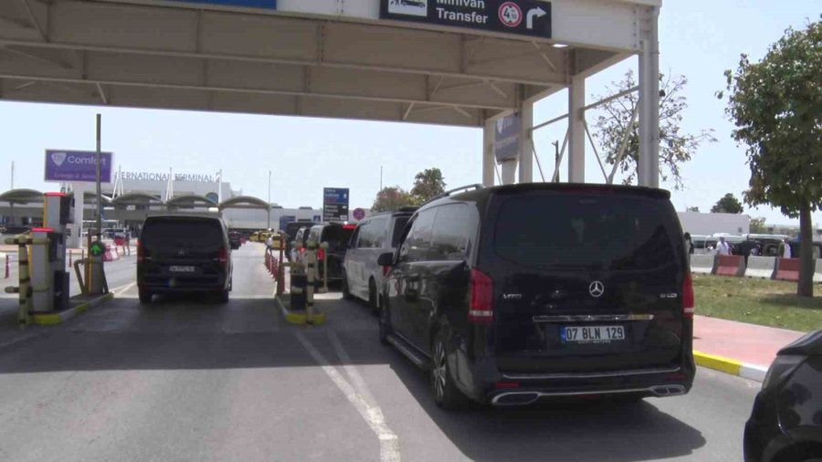 Antalya Havalimanında Vıp Taşımacıların Eylemi