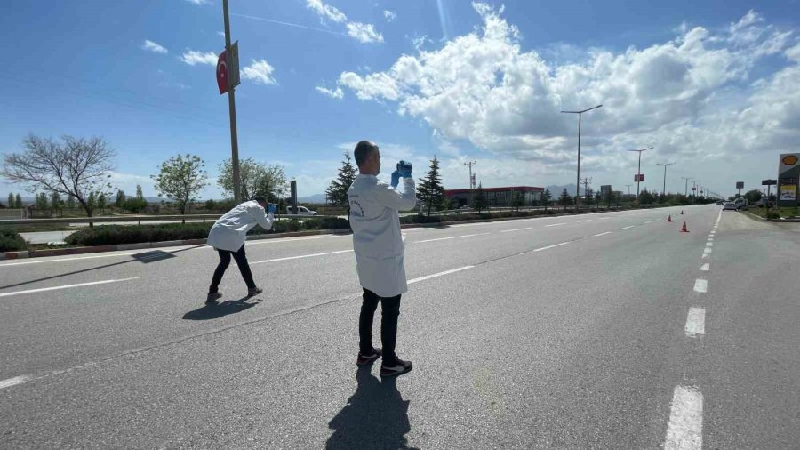 Karaman’da Elektrikli Bisiklet Devrildi: 1’i Ağır 2 Yaralı