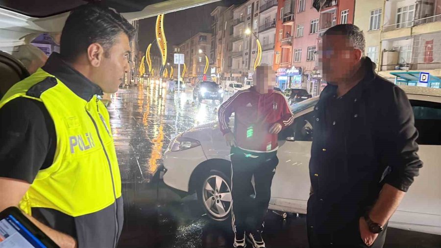 Polisin Yağmur Altında Alkollü Sürücü Ve Arkadaşı İle İmtihanı Kamerada