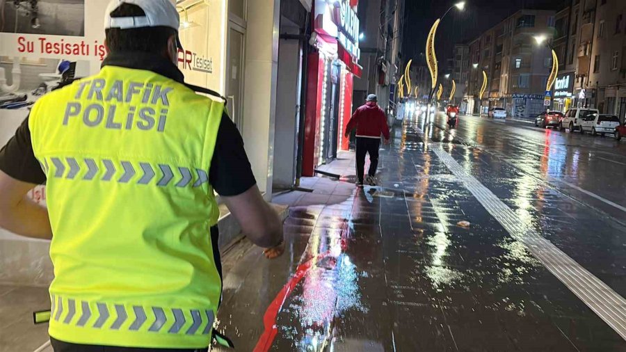 Polisin Yağmur Altında Alkollü Sürücü Ve Arkadaşı İle İmtihanı Kamerada