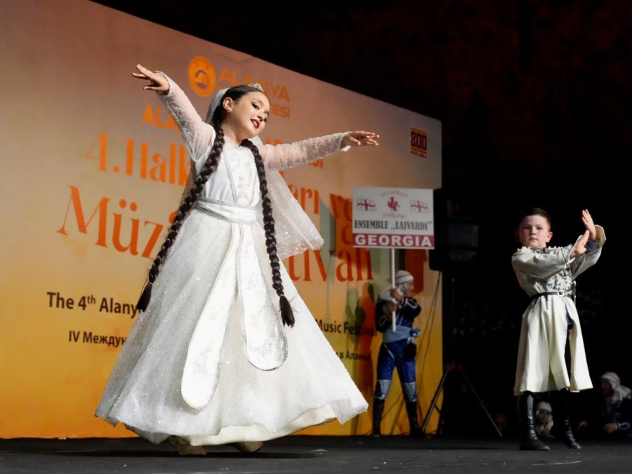Alanya’da Kültürleri Buluşturan Dans Ve Müzik Şöleni Başladı