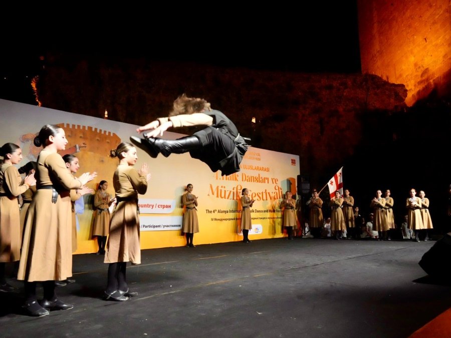Alanya’da Kültürleri Buluşturan Dans Ve Müzik Şöleni Başladı