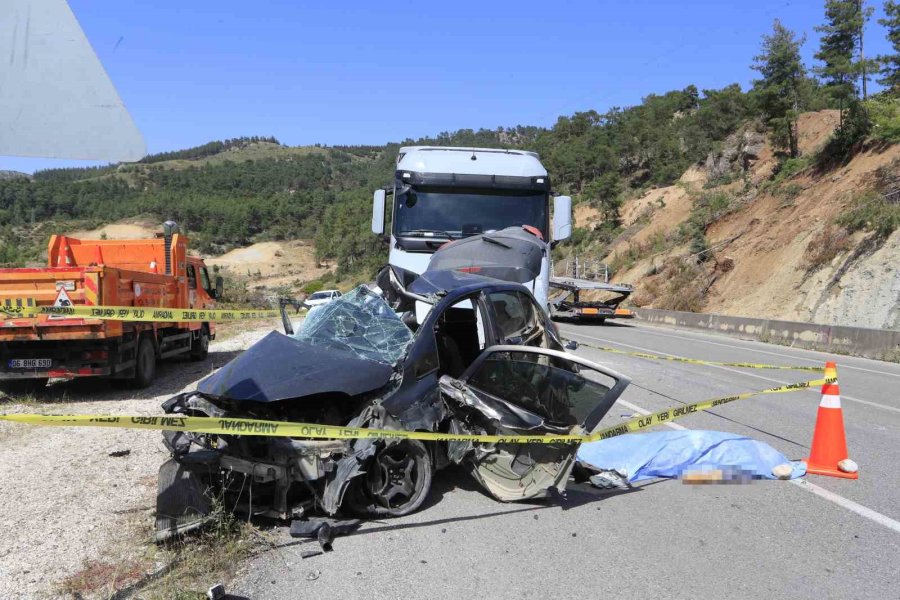 Mermer Yüklü Tırla Kafa Kafaya Çarpışan Otomobildeki Çift Hayatını Kaybetti