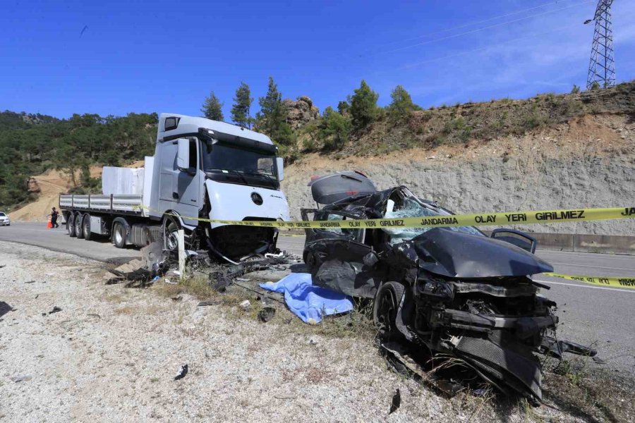 Mermer Yüklü Tırla Kafa Kafaya Çarpışan Otomobildeki Çift Hayatını Kaybetti