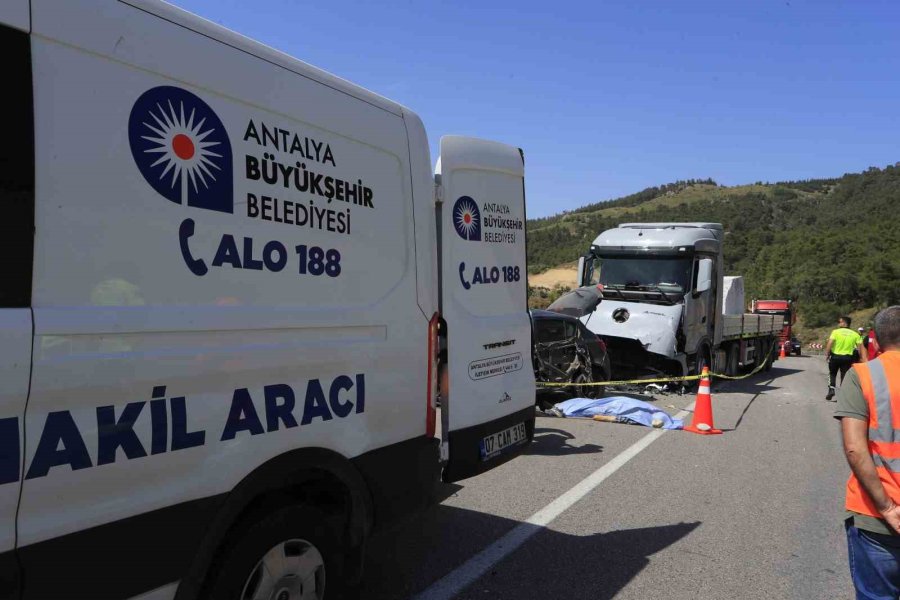 Mermer Yüklü Tırla Kafa Kafaya Çarpışan Otomobildeki Çift Hayatını Kaybetti