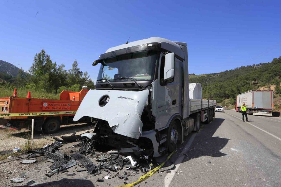 Mermer Yüklü Tırla Kafa Kafaya Çarpışan Otomobildeki Çift Hayatını Kaybetti