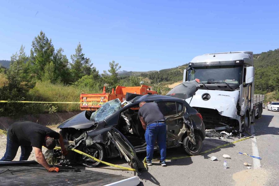 Mermer Yüklü Tırla Kafa Kafaya Çarpışan Otomobildeki Çift Hayatını Kaybetti