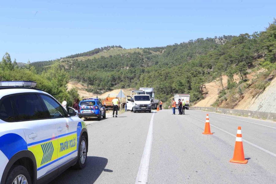 Mermer Yüklü Tırla Kafa Kafaya Çarpışan Otomobildeki Çift Hayatını Kaybetti