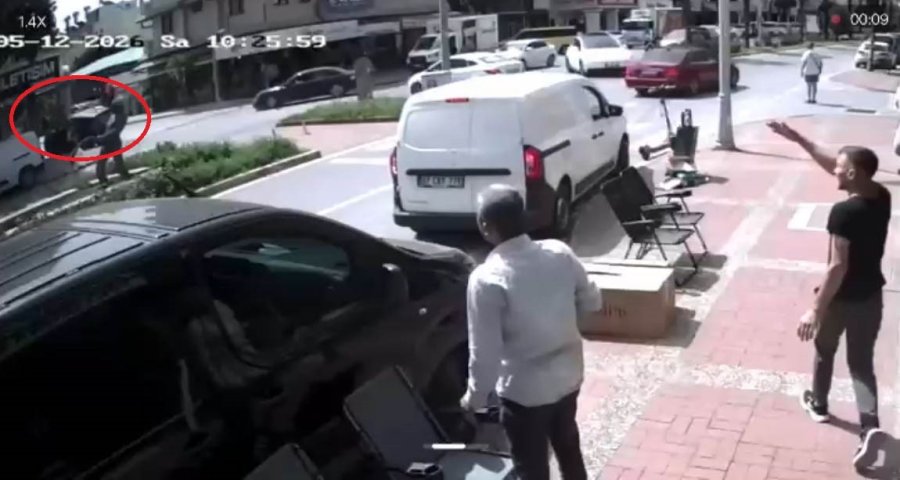 Önce Otomobile Ardından Dev Tabelaya Çarptı, O Anlar Kameraya Yansıdı