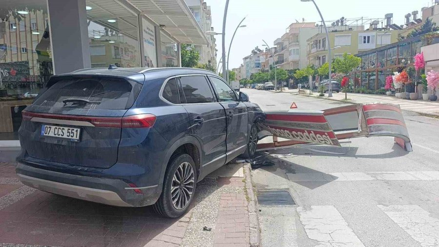 Önce Otomobile Ardından Dev Tabelaya Çarptı, O Anlar Kameraya Yansıdı