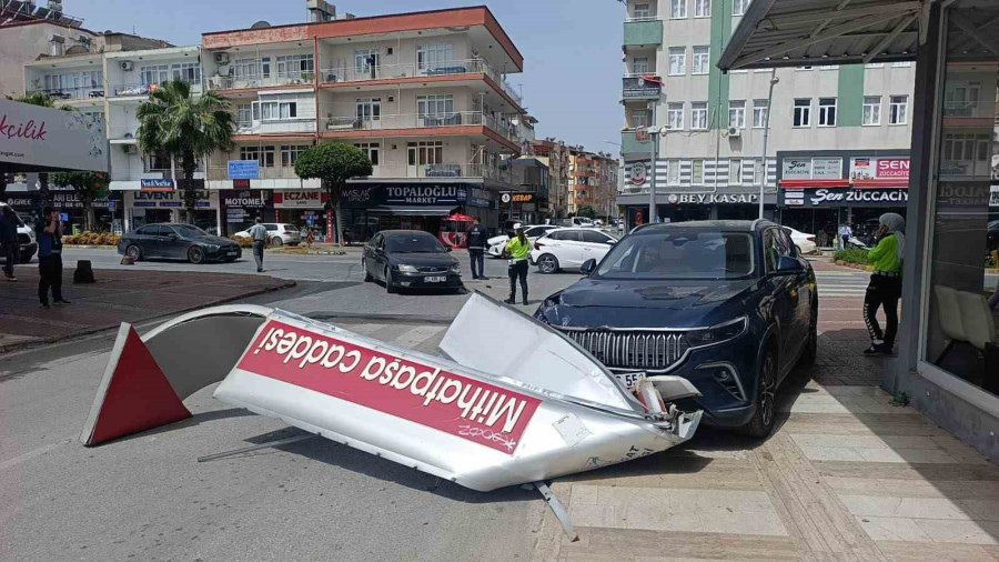 Önce Otomobile Ardından Dev Tabelaya Çarptı, O Anlar Kameraya Yansıdı