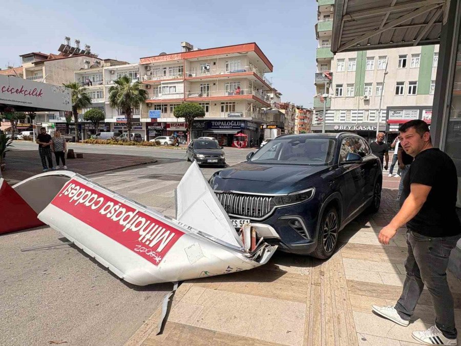 Önce Otomobile Ardından Dev Tabelaya Çarptı, O Anlar Kameraya Yansıdı