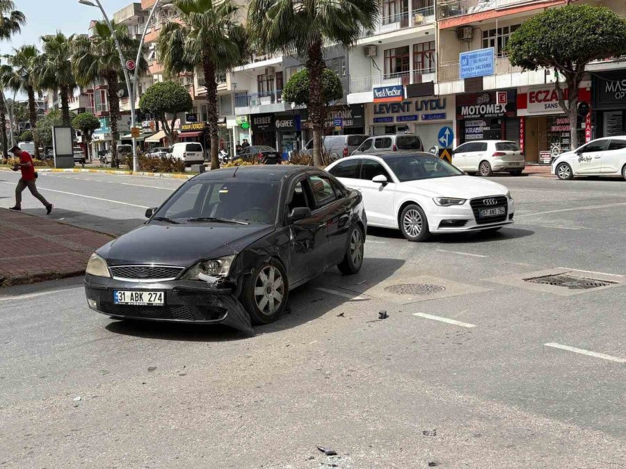 Önce Otomobile Ardından Dev Tabelaya Çarptı, O Anlar Kameraya Yansıdı