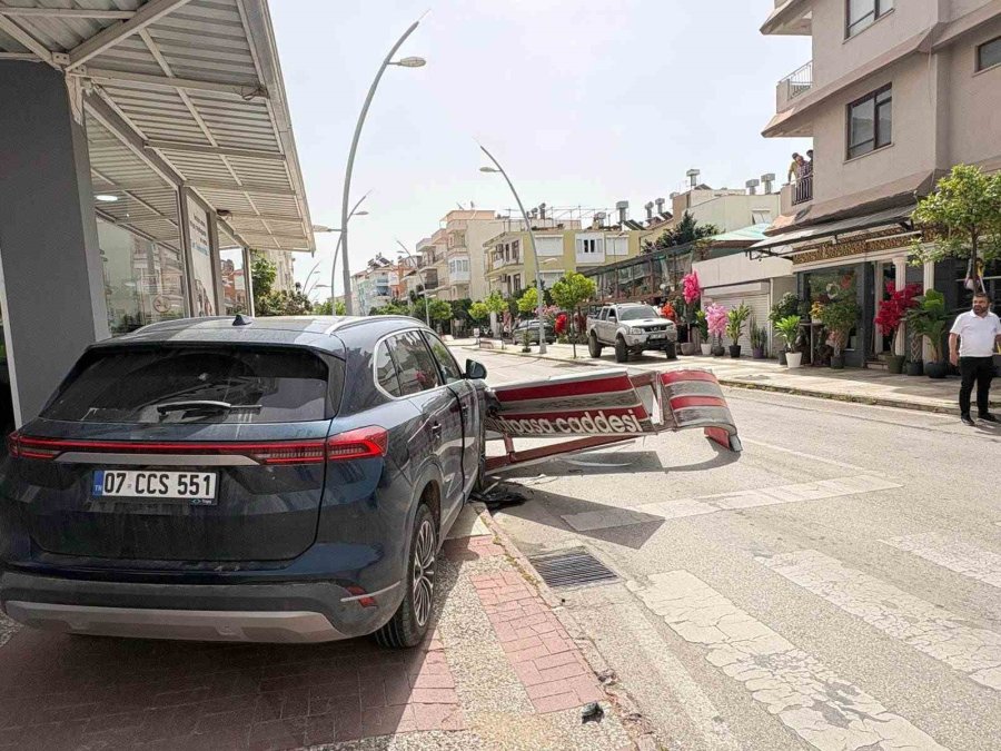 Önce Otomobile Ardından Dev Tabelaya Çarptı, O Anlar Kameraya Yansıdı