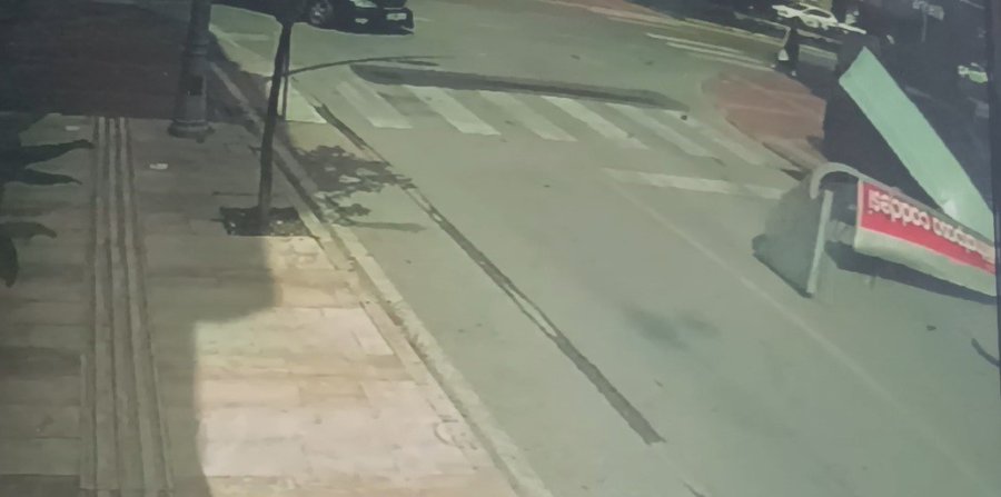 Önce Otomobile Ardından Dev Tabelaya Çarptı, O Anlar Kameraya Yansıdı