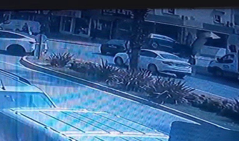 Önce Otomobile Ardından Dev Tabelaya Çarptı, O Anlar Kameraya Yansıdı