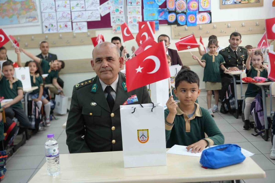 Antalya’da Minikler İlk Mektuplarını Mehmetçiğe Yazdı: "iyi Ki Varsın"