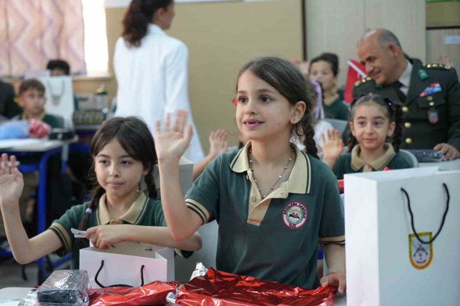 Antalya’da Minikler İlk Mektuplarını Mehmetçiğe Yazdı: "iyi Ki Varsın"