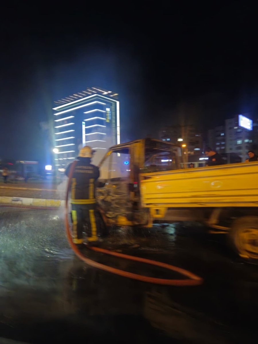 Tehlikeye Aldırış Etmeden Yanan Aracı Kayda Aldı