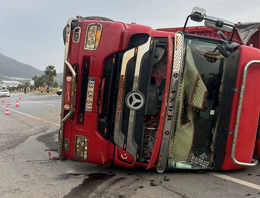 Antalya’da Sebze Yüklü Kamyon İle Motosiklet Çarpıştı: 3 Yaralı
