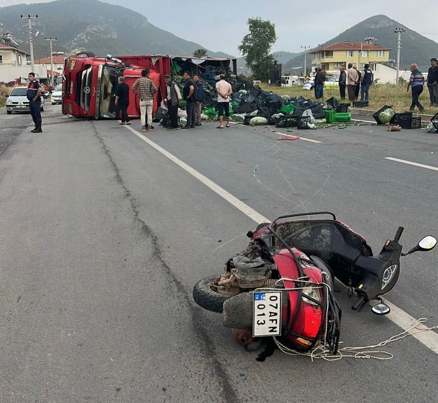 Antalya’da Sebze Yüklü Kamyon İle Motosiklet Çarpıştı: 3 Yaralı