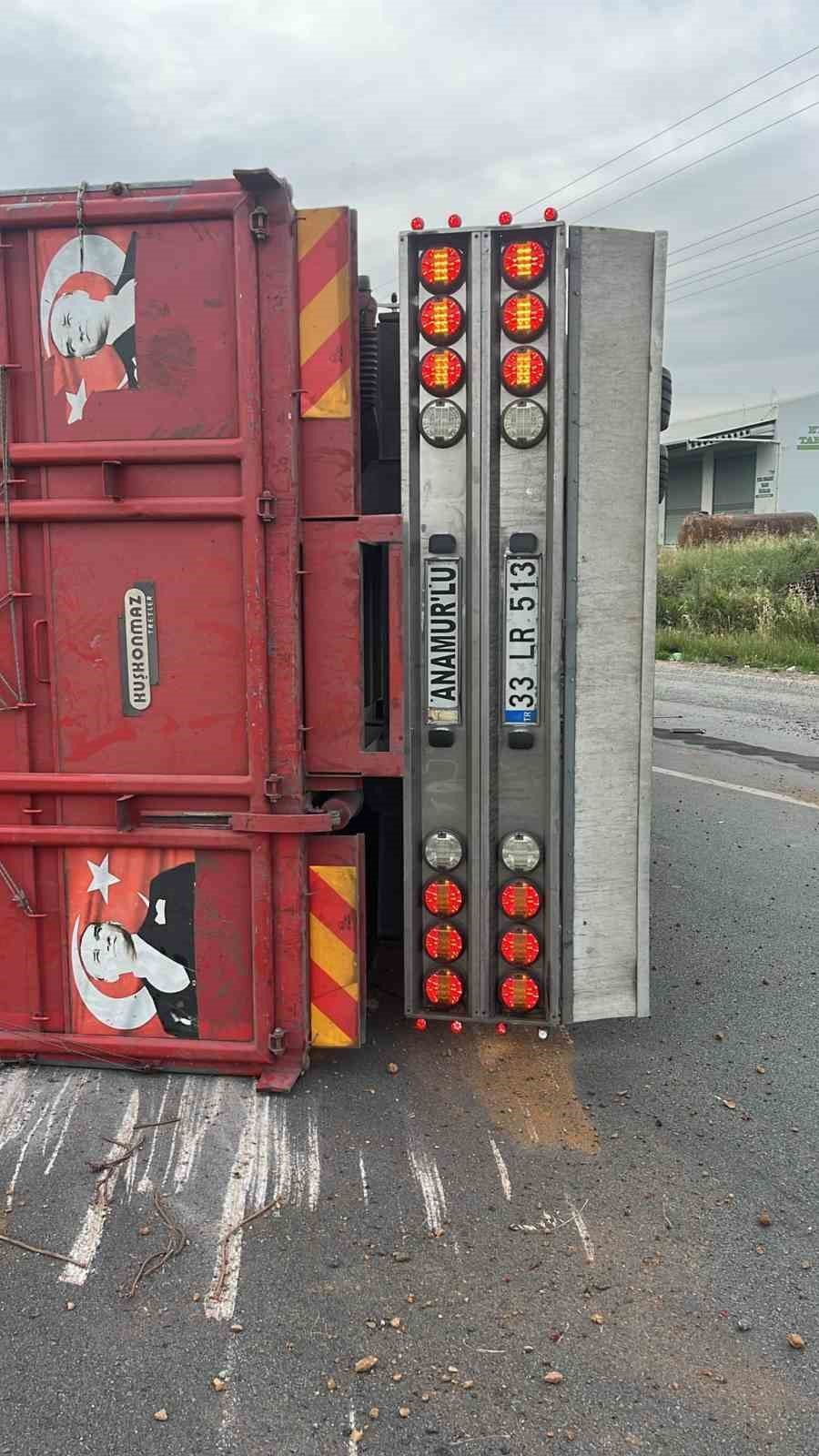 Antalya’da Sebze Yüklü Kamyon İle Motosiklet Çarpıştı: 3 Yaralı