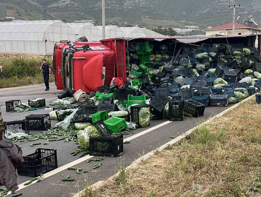 Antalya’da Sebze Yüklü Kamyon İle Motosiklet Çarpıştı: 3 Yaralı