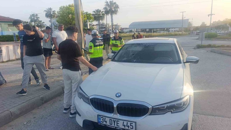 Otomobille Çarpışan Motosiklettekiler Metrelerce Savruldu: 2 Ağır Yaralı