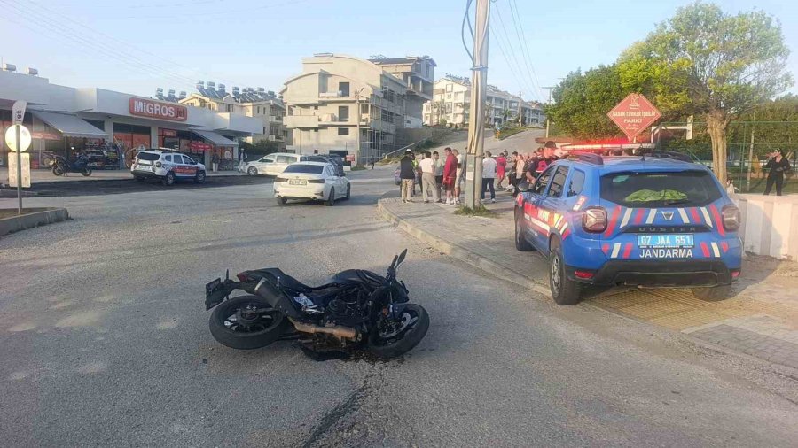 Otomobille Çarpışan Motosiklettekiler Metrelerce Savruldu: 2 Ağır Yaralı