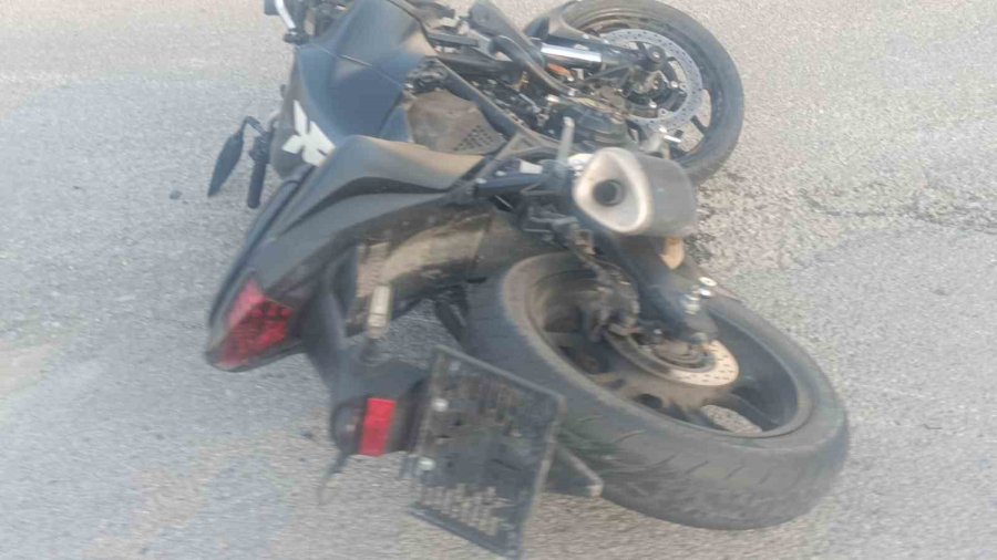 Otomobille Çarpışan Motosiklettekiler Metrelerce Savruldu: 2 Ağır Yaralı