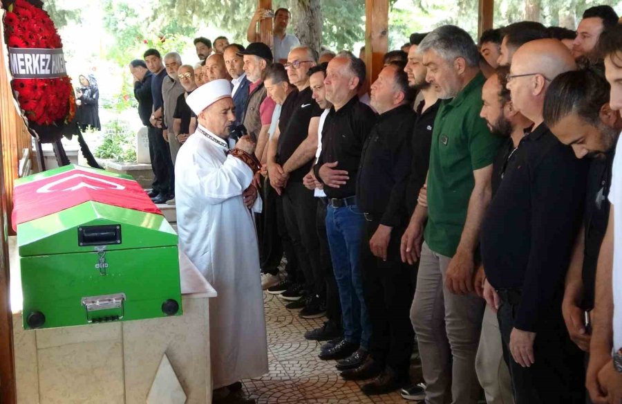 Girdiği Denizde Hayatını Kaybeden Genç Hakem Son Yolculuğuna Uğurlandı