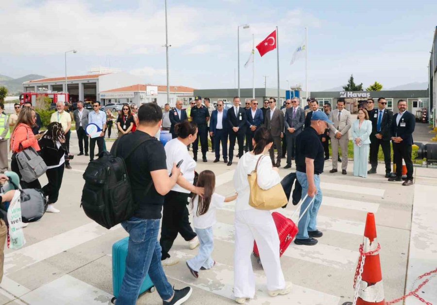 Almatı’dan Gazipaşa-alanya Havalimanına İlk Uçak Seferi "su Takı" Seremonisiyle Karşılandı