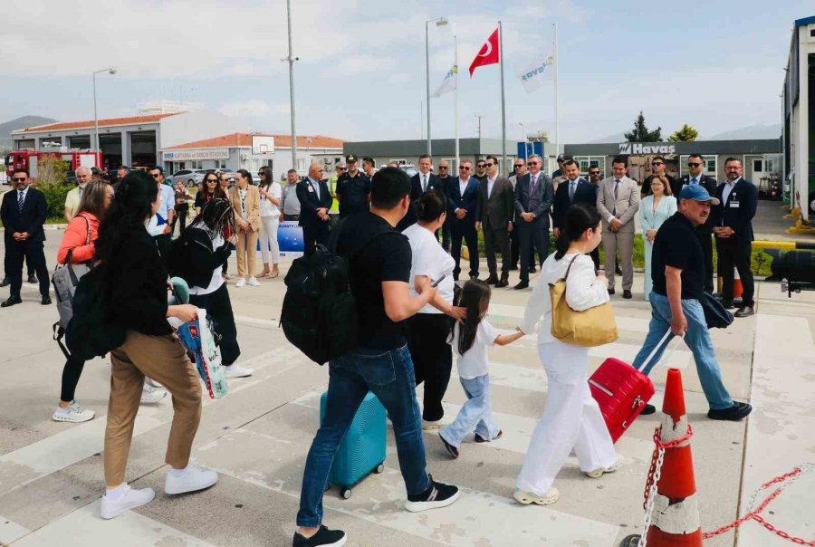 Almatı’dan Gazipaşa-alanya Havalimanına İlk Uçak Seferi "su Takı" Seremonisiyle Karşılandı