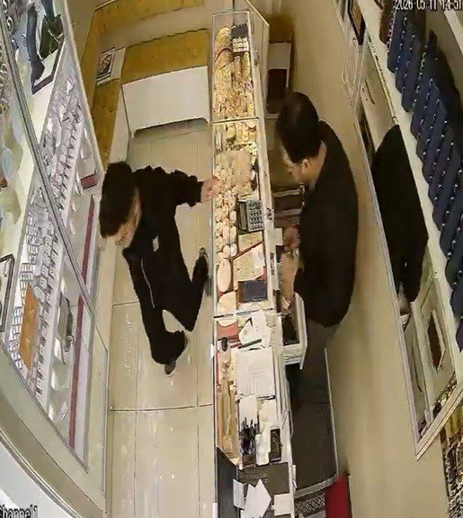 Oyaladığı Kuyumcudan Altınları Çaldı, Kaçamadan Yakalandı