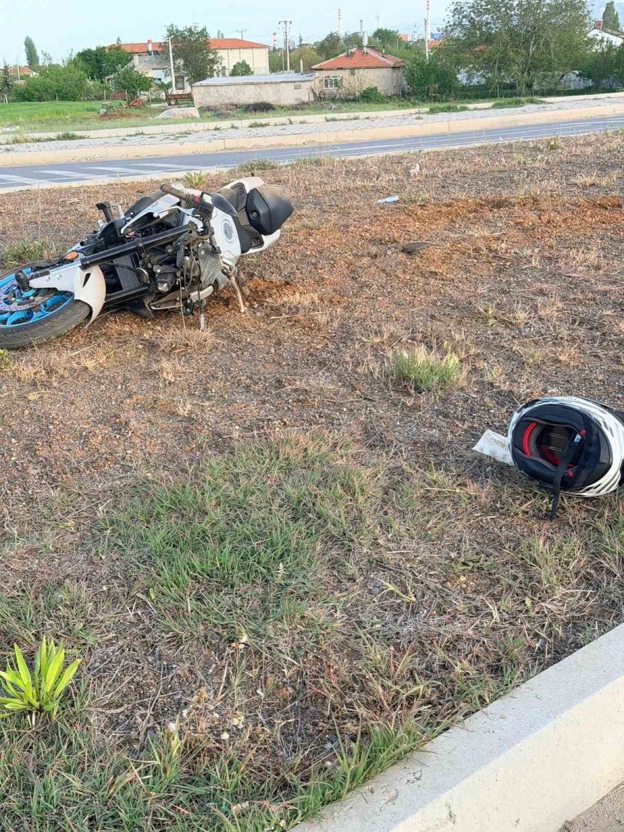 Motorsiklet Devrildi, Sürücü Ağır Yaralandı