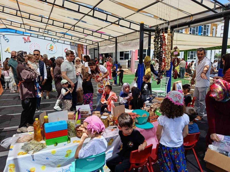 Gazzeli Çocuklar İçin Okul Bahçesini Semt Pazarına Dönüştürdüler