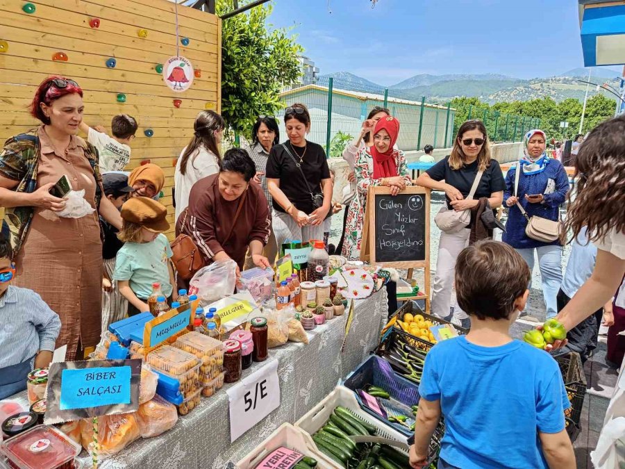 Gazzeli Çocuklar İçin Okul Bahçesini Semt Pazarına Dönüştürdüler