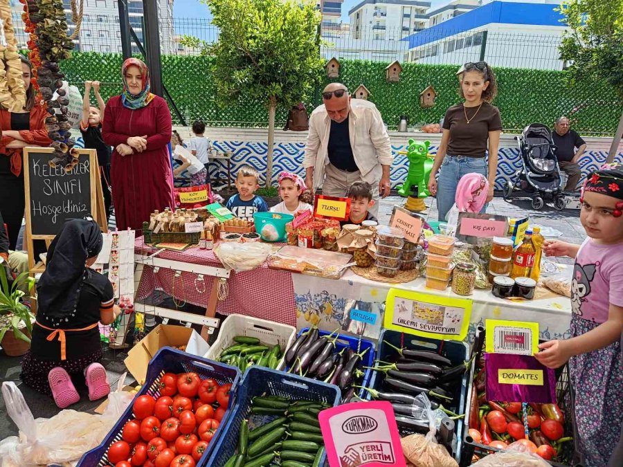 Gazzeli Çocuklar İçin Okul Bahçesini Semt Pazarına Dönüştürdüler