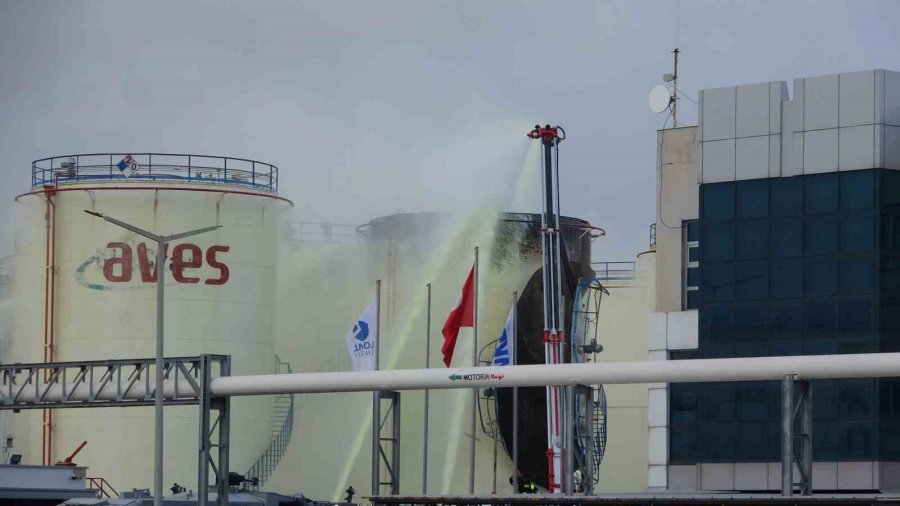 Mersin’deki Fabrika Yangınına Köpüklü Müdahale