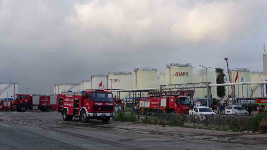 Mersin’deki Fabrika Yangınına Köpüklü Müdahale