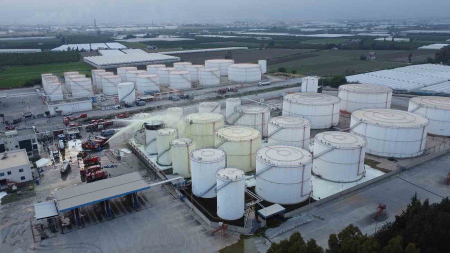 Mersin’deki Fabrika Yangınına Köpüklü Müdahale