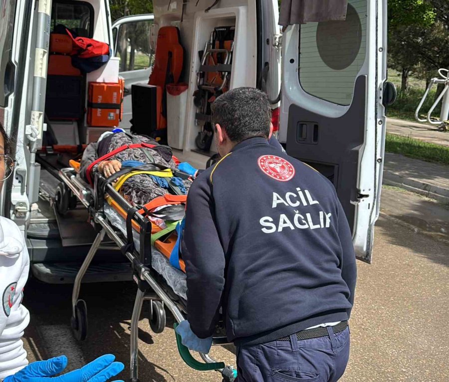 Otomobilin Çarptığı Yaşlı Kadın Ağır Yaralandı