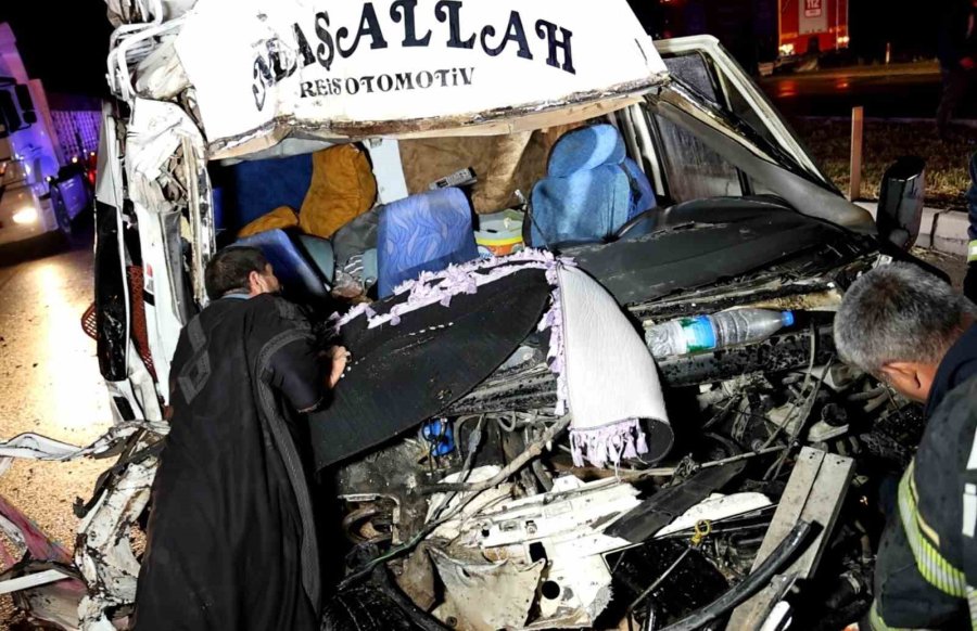 Tarım İşçilerini Taşıyan Minibüs Tıra Çarptı: 12 Yaralı